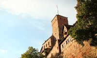 Blick von unten auf die Burg mit Palas und Heidenturm | © Unbekannt